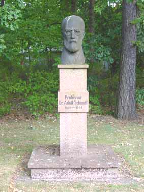 Adolf Schmidt-Gedenkbüste in Niemegk